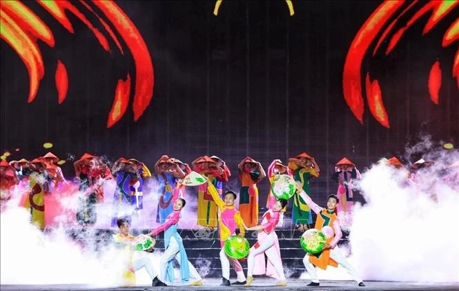 Tiết mục nghệ "Việt Nam gấm hoa" mở màn cho chương trình nghệ thuật.