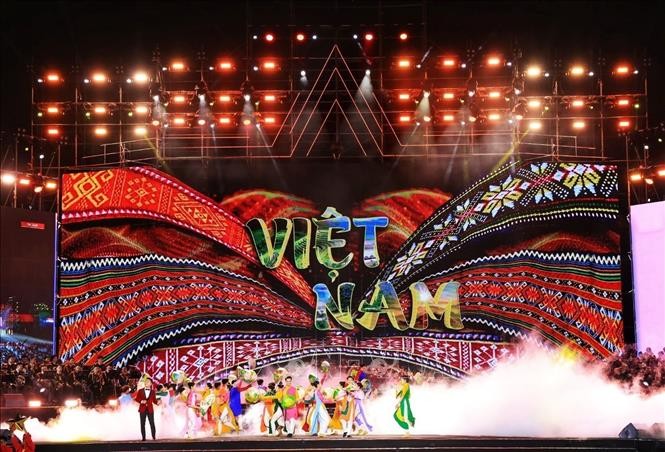 Tiết mục nghệ "Việt Nam gấm hoa" mở màn cho chương trình nghệ thuật tại điểm cầu Quảng trường Ba Đình (Hà Nội). Tiết mục nghệ "Việt Nam gấm hoa" mở màn cho chương trình nghệ thuật tại điểm cầu Quảng trường Ba Đình (Hà Nội).
