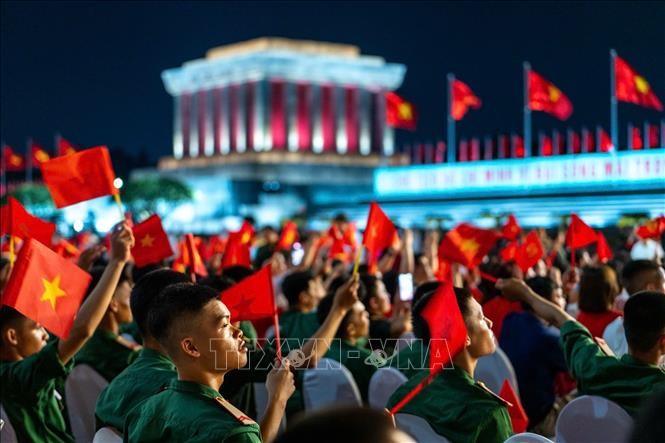 Khán giả dự Chương trình chính luận nghệ thuật tại Quảng trường Ba Đình. Khán giả dự Chương trình chính luận nghệ thuật tại Quảng trường Ba Đình.