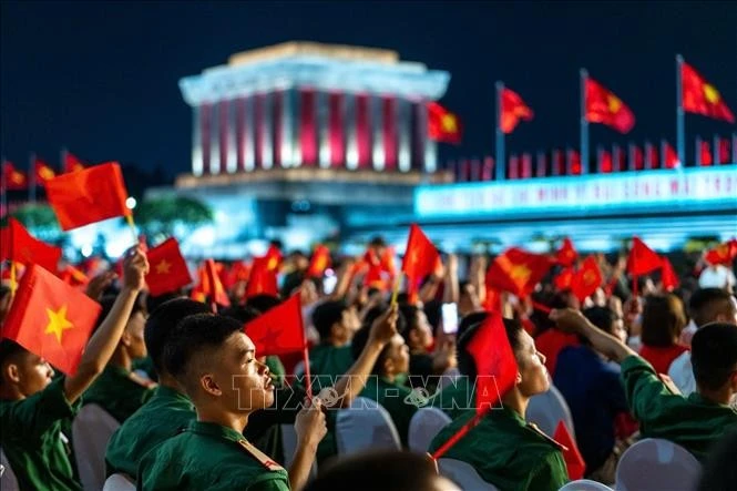 Khán giả dự Chương trình chính luận nghệ thuật tại Quảng trường Ba Đình.