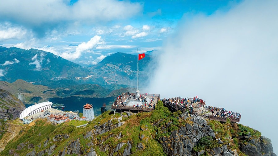 Du khách tham quan đỉnh Fansipan của dãy Hoàng Liên Sơn (tỉnh Lào Cai).