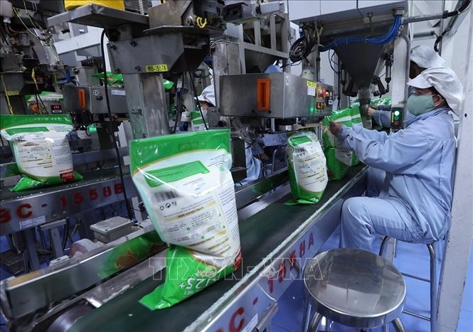 Đóng gói gạo phục vụ xuất khẩu ở nhà máy của Công ty TNHH gạo Vinh Phát Wilmar, phường Bình Đức, tỉnh An Giang.