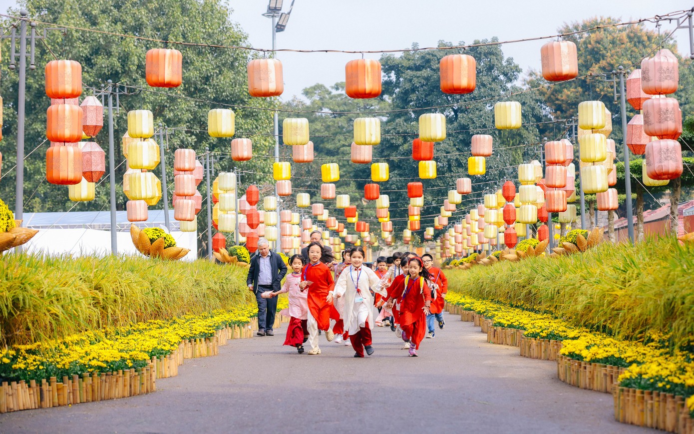 Nhiều em nhỏ diện áo dài truyền thống có mặt từ sớm để cùng tham quan trải nghiệm đường hoa tại Hoàng Thành Thăng Long.