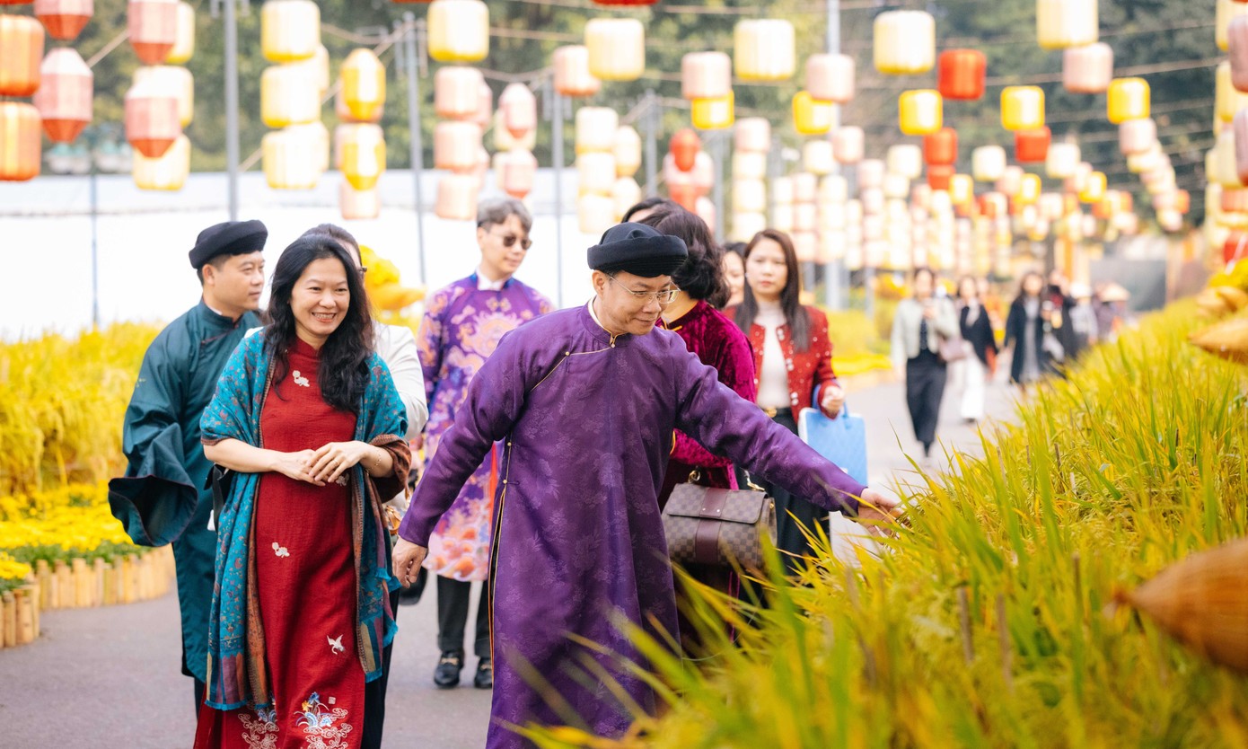 Ông Ngô Lê Văn, Thứ trưởng Bộ Ngoại giao, Chủ tịch Ủy ban Quốc gia UNESCO Việt Nam cùng nhiều lãnh đạo nhà nước tham quan đường hoa xuân tại Hoàng Thành Thăng Long