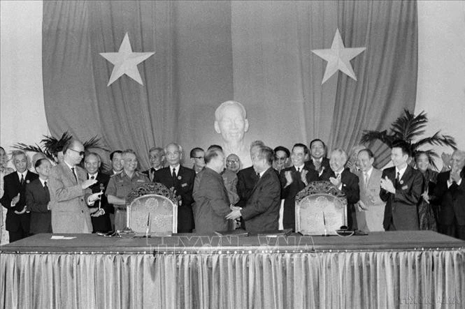 Đoàn đại biểu miền Bắc, do đồng chí Trường Chinh, Chủ tịch Ủy ban Thường vụ Quốc hội làm trưởng đoàn, Đoàn đại biểu miền Nam do đồng chí Phạm Hùng, Bí thư Trung ương Cục Miền Nam làm trưởng đoàn đi đến nhất trí hoàn toàn mọi vấn đề, nhằm thống nhất đất nước về mặt nhà nước tại Hội nghị Hiệp thương chính trị thống nhất Tổ quốc (21/11/1975).