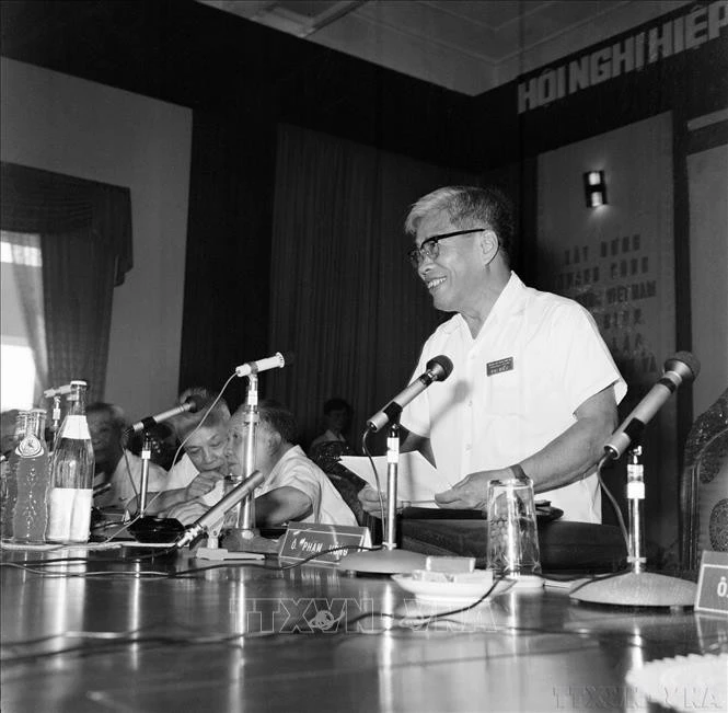 Đồng chí Phạm Hùng, Bí thư Trung ương Cục Miền Nam đọc báo cáo chính trị tại Hội nghị Hiệp thương chính trị thống nhất Tổ quốc (1975).