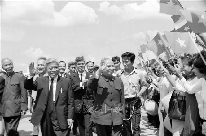 Nhân dân thành phố Sài Gòn - Gia Định nồng nhiệt đón chào Chủ tịch Ủy ban Thường vụ Quốc hội Trường Chinh và đoàn đại biểu miền Bắc dự Hội nghị Hiệp thương chính trị thống nhất Tổ quốc (12/11/1975).