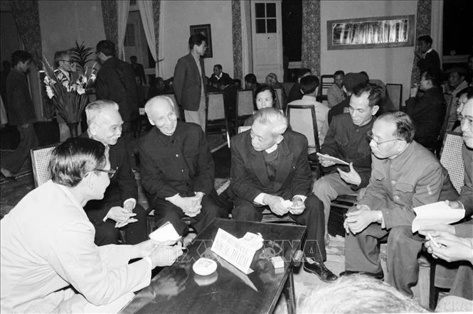 Việc niêm yết danh sách cử tri và tổ chức các cuộc tiếp xúc giữa ứng cử viên đại biểu Quốc hội với cử tri ở các khu vực bầu cử được thực hiện nghiêm túc, bảo đảm công khai và dân chủ để cử tri trao đổi ý kiến, tự mình lựa chọn bầu những đại biểu xứng đáng vào Quốc hội khóa thống nhất. Trong ảnh: Các vị ứng cử đại biểu Quốc hội tại Hà Nội bàn chương trình tiếp xúc với cử tri.