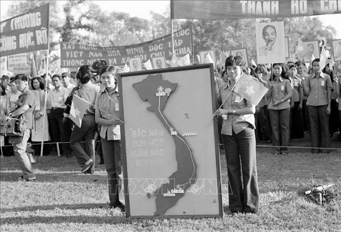 Nhân dân thành phố Sài Gòn - Gia Định mít tinh chào mừng thắng lợi của Hội nghị Hiệp thương chính trị thống nhất Tổ quốc (1975).