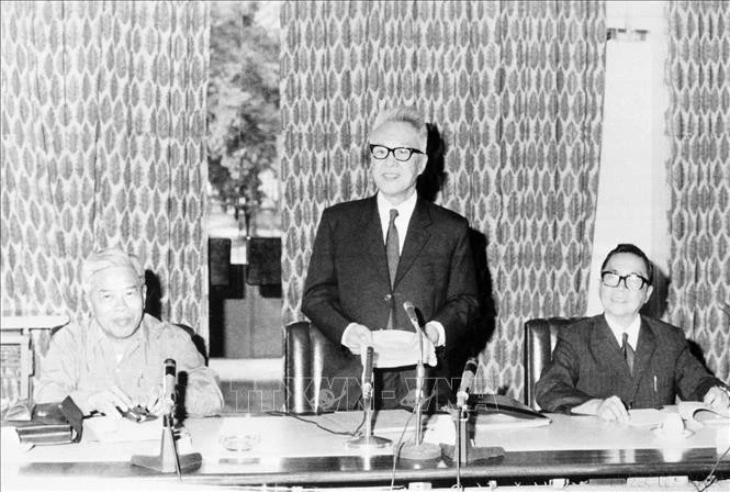 Ngày 21 và 22/2/1976, tại thành phố Sài Gòn - Gia Định, Hội đồng Bầu cử toàn quốc gồm 11 đại biểu miền Bắc và 11 đại biểu miền Nam tổ chức họp Phiên thứ Nhất, bàn về việc bầu cử Quốc hội thống nhất trên cả nước. Trong ảnh: Đồng chí Nguyễn Hữu Thọ, Chủ tịch Hội đồng cố vấn Chính phủ Cách mạng lâm thời Cộng hòa miền Nam Việt Nam phát biểu khai mạc phiên họp (1976).