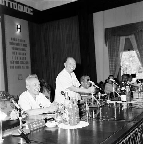 Chủ tịch Ủy ban Thường vụ Quốc hội Trường Chinh đọc báo cáo chính trị tại Hội nghị Hiệp thương chính trị thống nhất Tổ quốc (1975).