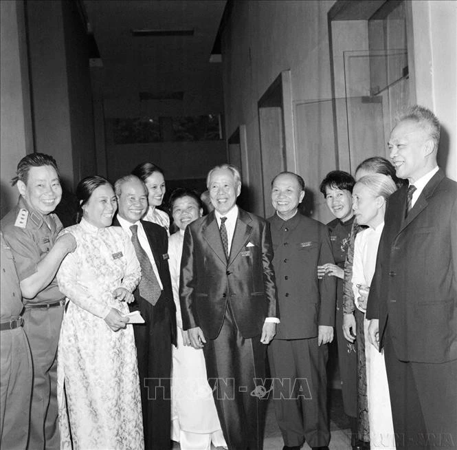 Các đại biểu hai đoàn Nam - Bắc trao đổi thân mật trong giờ nghỉ giải lao tại Hội nghị Hiệp thương chính trị thống nhất Tổ quốc (1975).