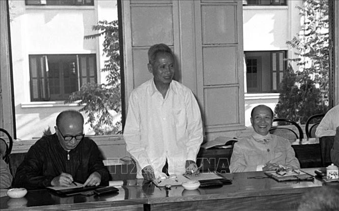 Ủy ban Thường vụ Quốc hội nghe Thủ tướng Phạm Văn Đồng trình bày chủ trương hoàn thành thống nhất Tổ quốc về mặt Nhà nước tại Phiên họp đặc biệt dưới sự chủ trì của Chủ tịch Ủy ban Thường vụ Quốc hội Trường Chinh (12/1975).