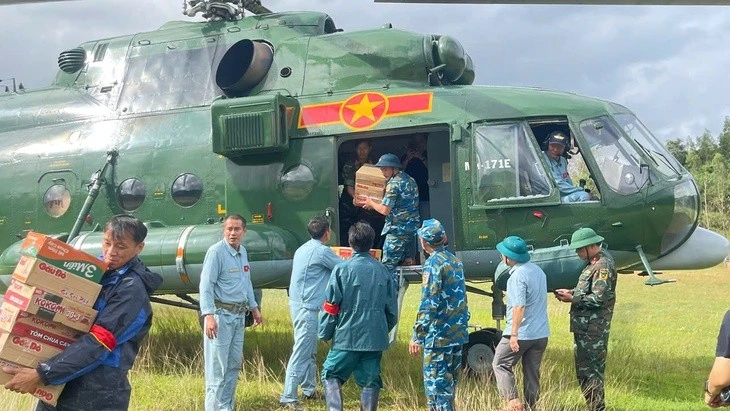 20 tấn hàng hóa cứu trợ vùng lũ Đắk Lắk được Trung đoàn 917, Sư đoàn 370, Quân chủng Phòng không - Không quân vận chuyển tới tay người dân - Ảnh: Trung đoàn 917
