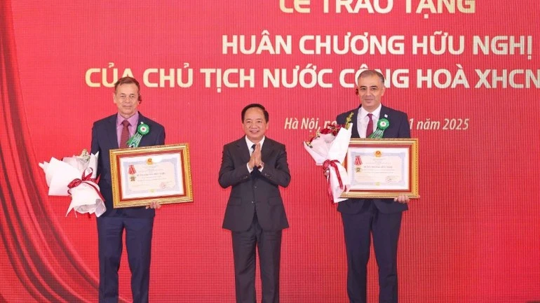 Trưởng Ban Tuyên giáo và Dân vận Trung ương Trịnh Văn Quyết trao Huân chương Hữu nghị của Chủ tịch nước tặng Hiệp hội Chữ thập đỏ và Trăng lưỡi liềm đỏ quốc tế (IFRC) và Ủy ban Chữ thập đỏ quốc tế (ICRC)