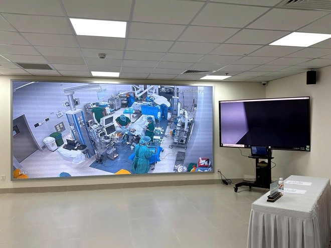 Tại hội nghị, các bác sĩ Bệnh viện Quân y 175 (TP HCM) mổ thị phạm truyền hình trực tiếp đến các bác sĩ tham dự về hai ca phẫu thuật nội soi lấy tạng ghép.