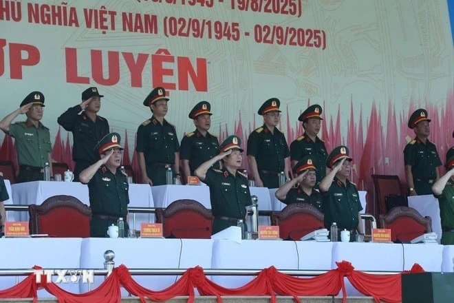 Đại tướng Nguyễn Tân Cương, Ủy viên Trung ương Đảng, Tổng Tham mưu trưởng Quân đội nhân dân Việt Nam, Thứ trưởng Bộ Quốc phòng dự và chỉ đạo tổng hợp luyện.