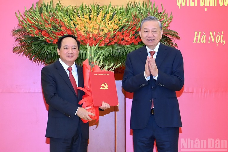 Tổng Bí thư Tô Lâm trao Quyết định của Bộ Chính trị điều động, phân công, bổ nhiệm đồng chí Trịnh Văn Quyết giữ chức Trưởng Ban Tuyên giáo và Dân vận Trung ương.