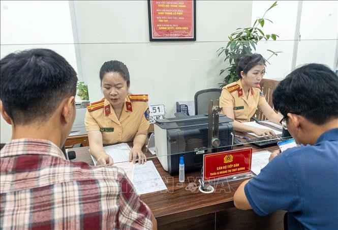 Công an phường Giảng Võ (TP Hà Nội) đã bố trí địa điểm thuận lợi bảo đảm thực hiện thông suốt các thủ tục hành chính cho người dân từ những ngày đầu tiên chính quyền địa phương 2 cấp đi vào vận hành. Công an phường Giảng Võ (TP Hà Nội) đã bố trí địa điểm thuận lợi bảo đảm thực hiện thông suốt các thủ tục hành chính cho người dân từ những ngày đầu tiên chính quyền địa phương 2 cấp đi vào vận hành.