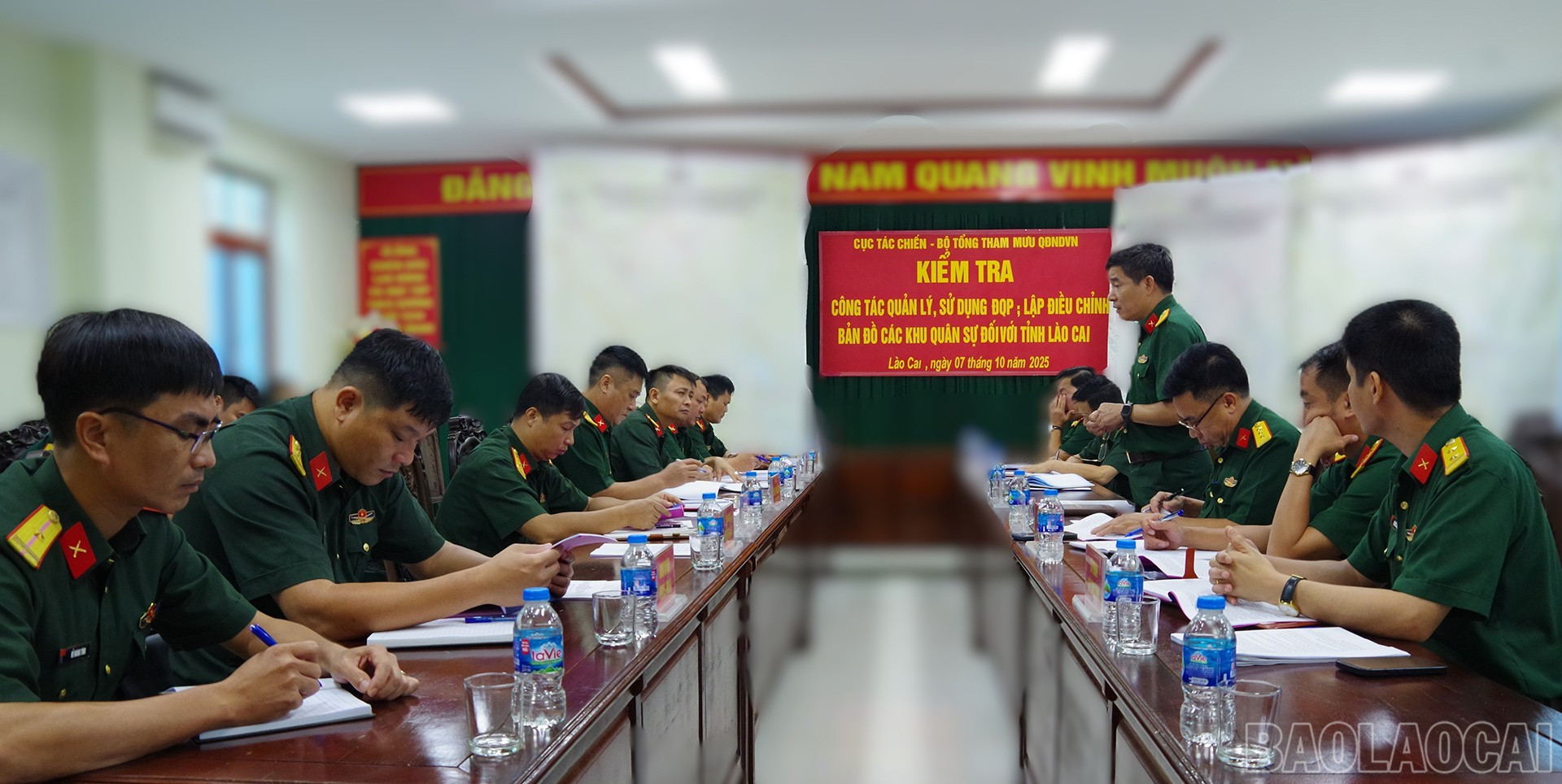 Quang cảnh buổi làm việc. baolaocai-br_7-10-quan-su2.jpg