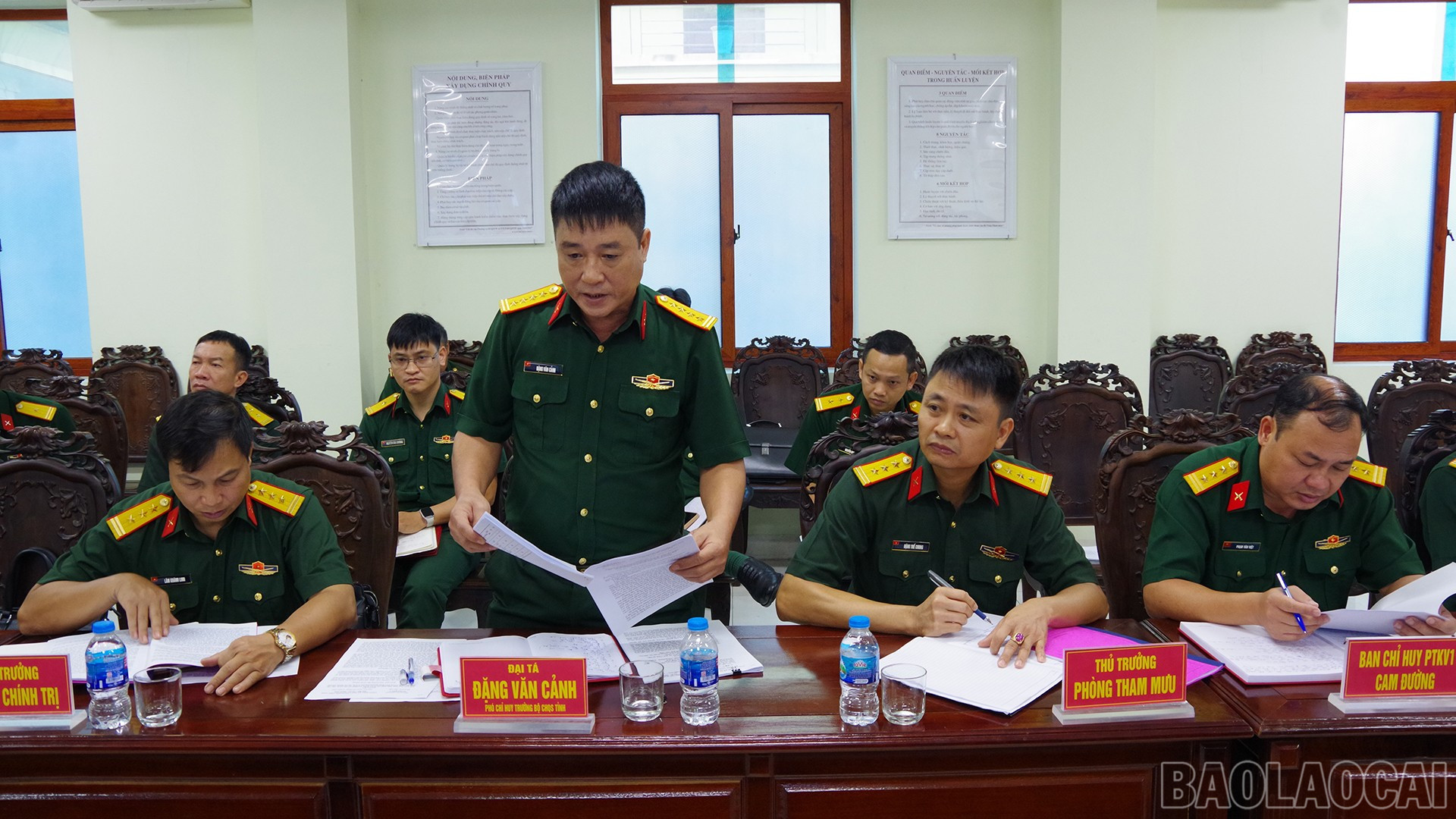 Đại tá Đặng Văn Cảnh - Phó Chỉ huy trưởng, Bộ Chỉ huy Quân sự tỉnh báo cáo công tác quản lý, sử dụng đất quốc phòng với đoàn kiểm tra. baolaocai-br_7-10-quan-su1.jpg