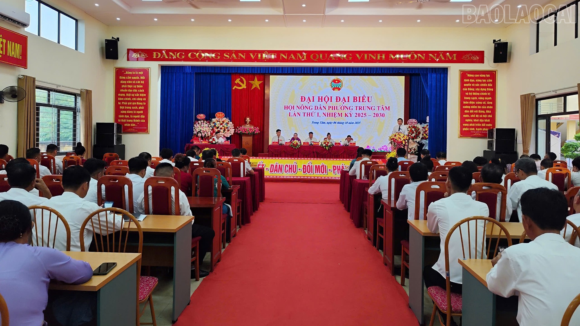 Quang cảnh đại hội. baolaocai-tr_7-10-hoinongdan1.jpg