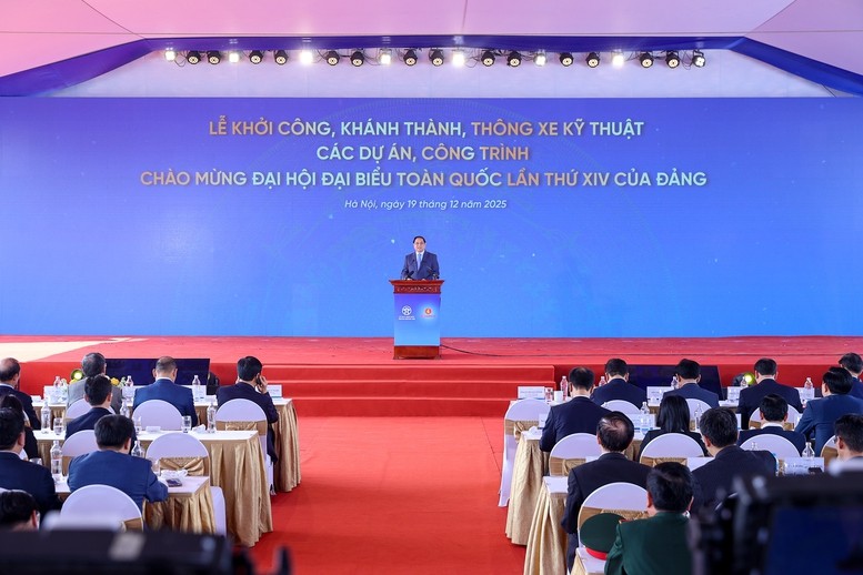 Thủ tướng Chính phủ Phạm Minh Chính phát biểu tại lễ khởi công, khánh thành và thông xe kỹ thuật các công trình, dự án chào mừng Đại hội toàn quốc lần thứ XIV của Đảng - Ảnh: VGP/Nhật Bắc