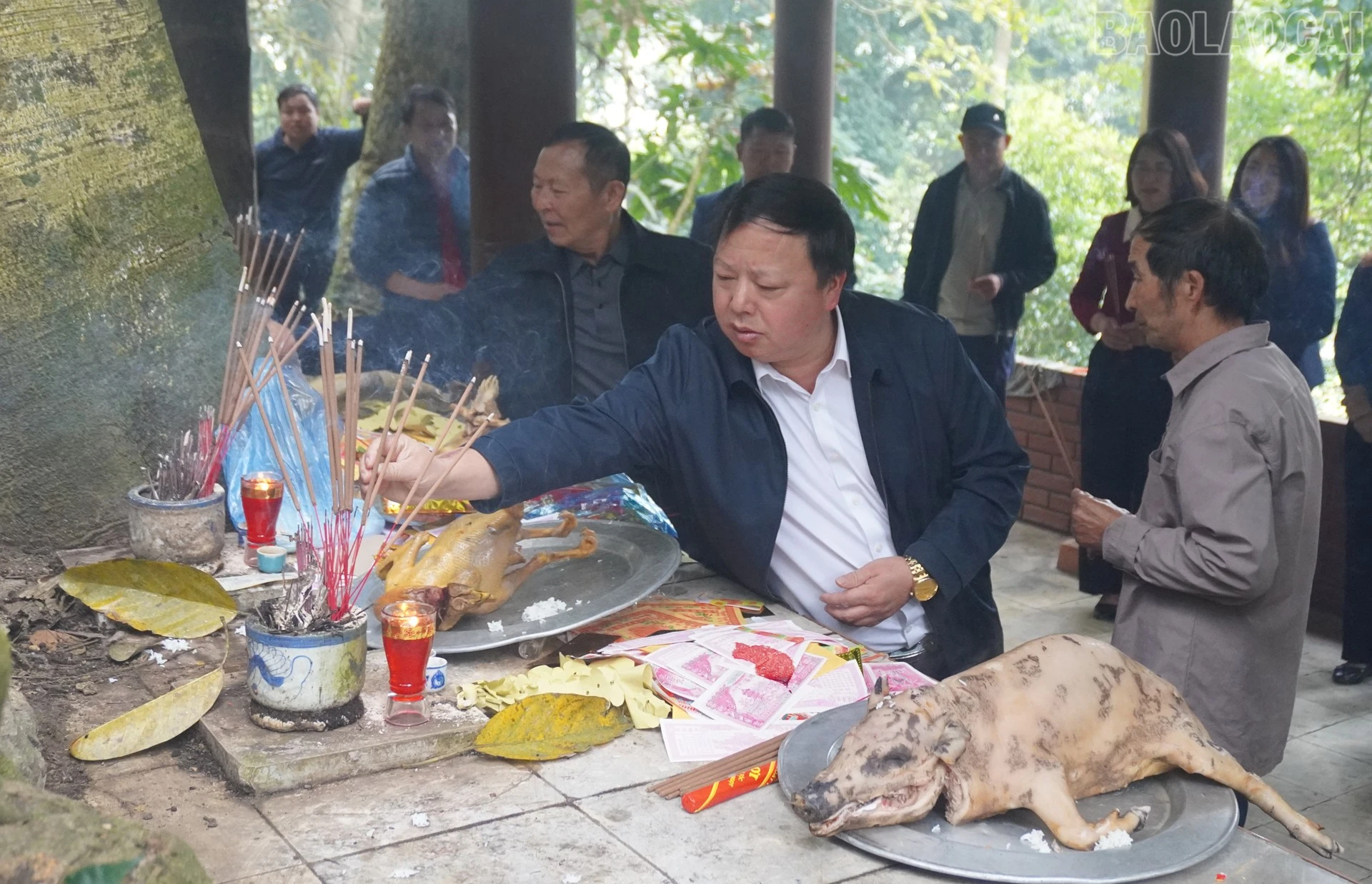 Lãnh đạo chính quyền địa phương và Nhân dân thắp hương tại buổi lễ.