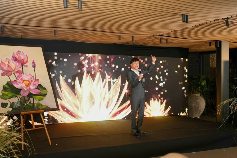 NSND Tạ Minh Tâm, thầy dạy của Phúc Anh tại Nhạc viện TP.HCM, đã có mặt để chia vui và dành những lời khen ngợi cho học trò