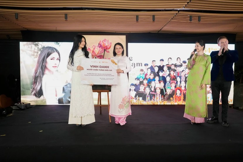 Bức tranh hoa sen được đấu giá trong chương trình.