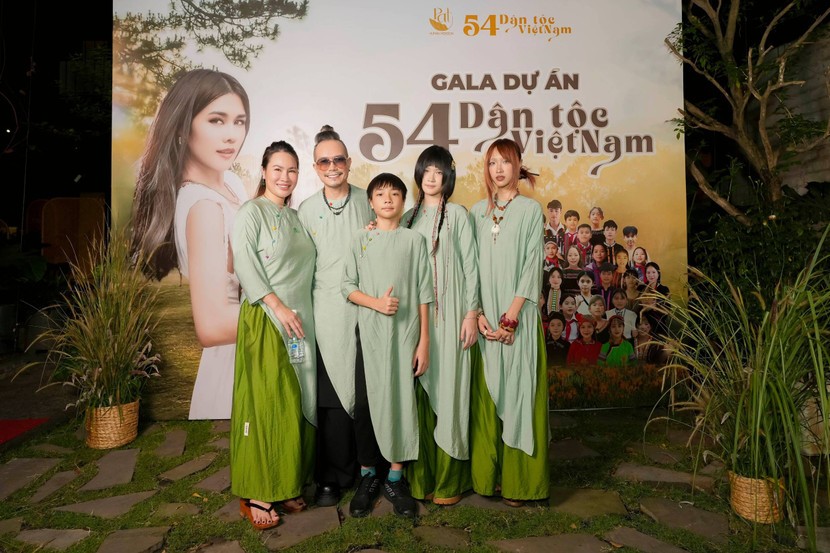 Gia đình ca sĩ Jimmii Nguyễn đến chúc mừng và ủng hộ Phúc Anh.