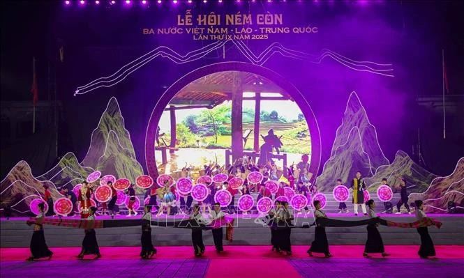 Chương trình nghệ thuật khai mạc Lễ hội Ném còn ba nước Việt Nam - Lào - Trung Quốc lần thứ IX.