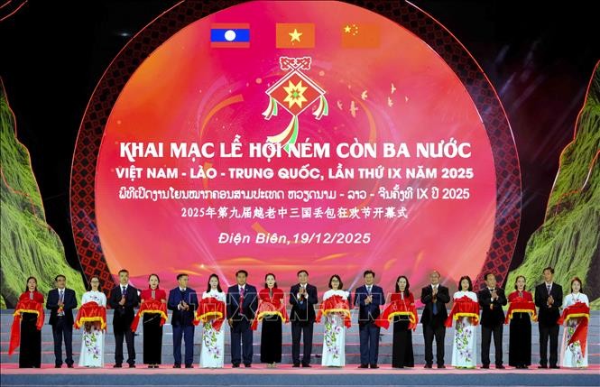 Đại biểu thực hiện nghi thức cắt băng khai mạc Lễ hội.