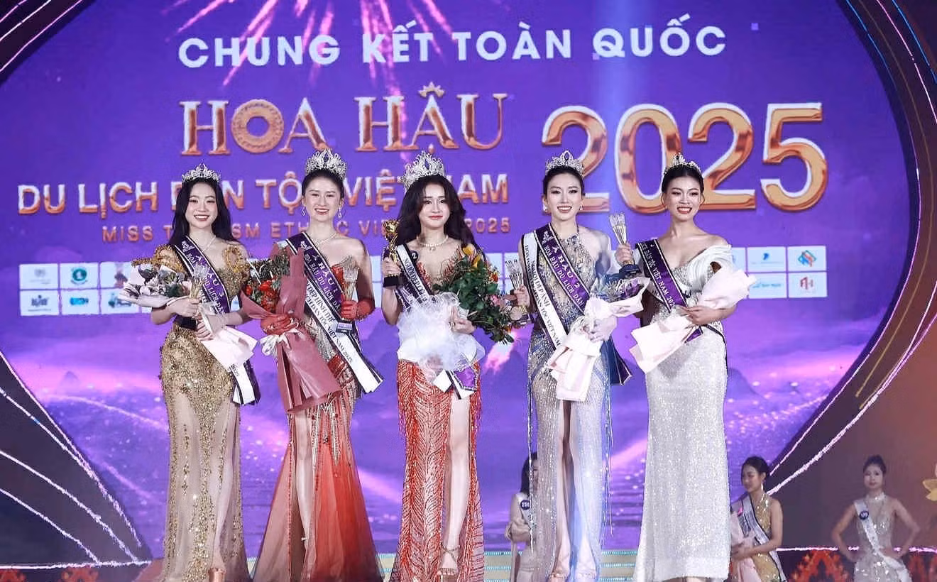 Hoa hậu Trần Minh Phương (giữa) và 4 á hậu.