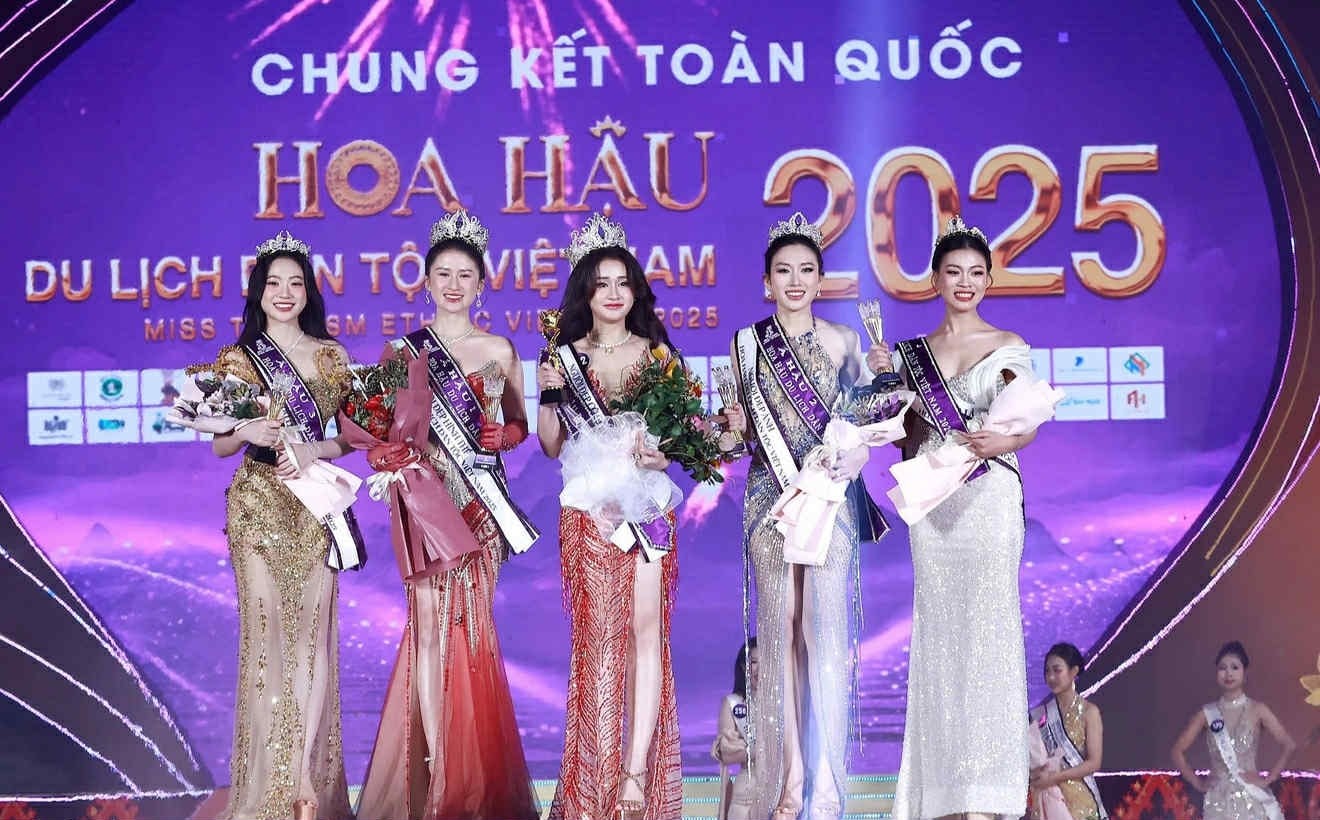 Hoa hậu Trần Minh Phương (giữa) và 4 á hậu.