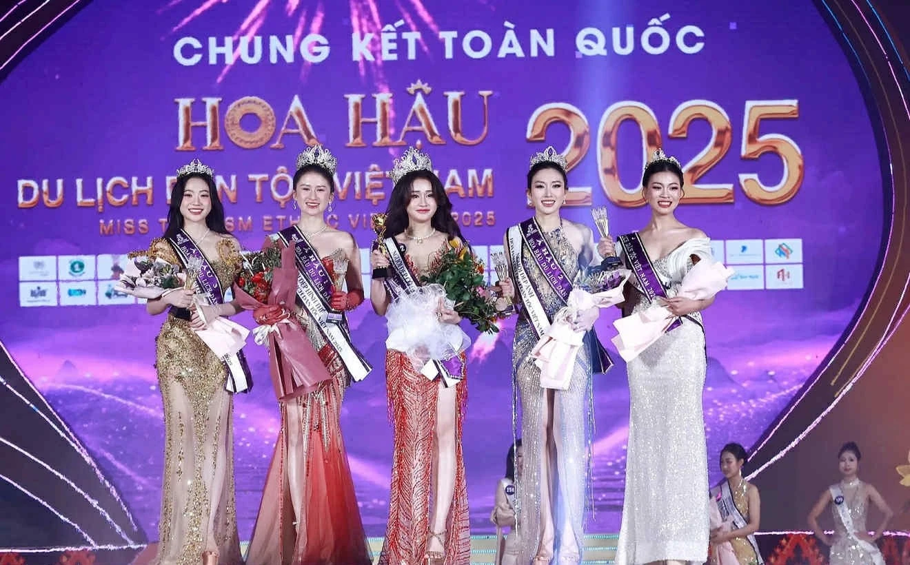 Hoa hậu Trần Minh Phương (giữa) và 4 á hậu.