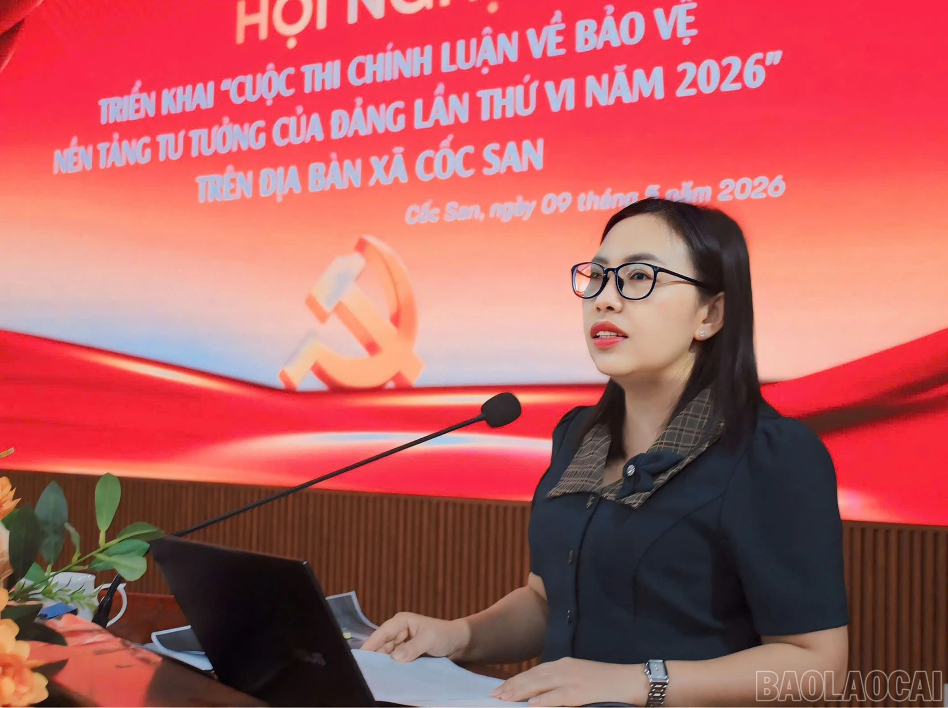 Đồng chí Giàng Thị Mai - Trưởng Ban công tác 35 Đảng ủy xã Cốc San phát động cuộc thi chính luận trên địa bàn xã.