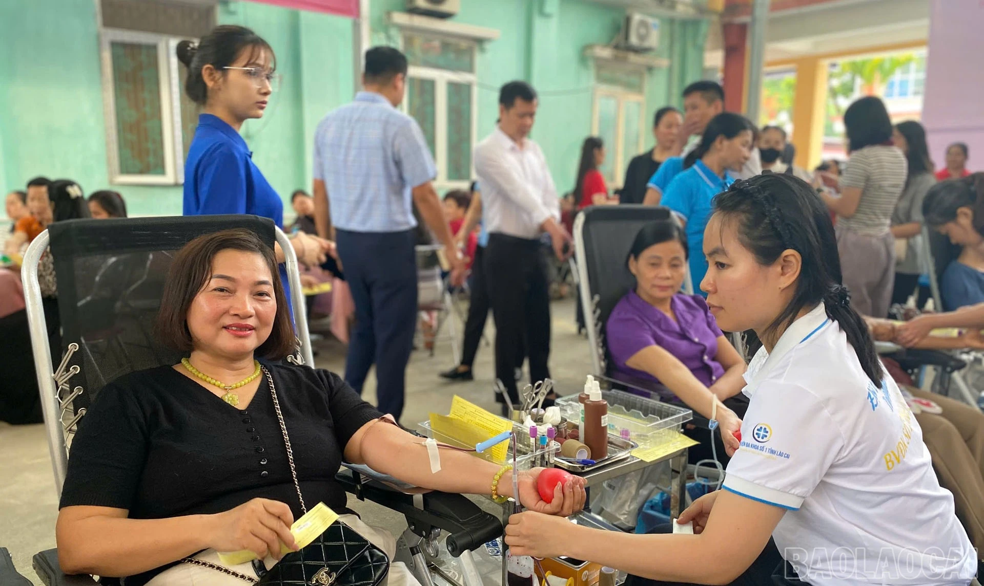 Nhiều cán bộ, đoàn viên, hội viên, chiến sĩ lực lượng vũ trang tham gia hiến máu.