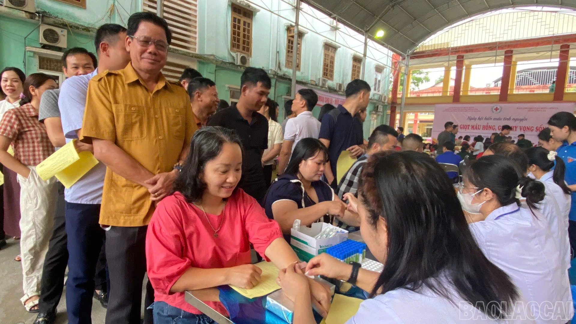 Ngày hội thu hút 413 người đăng ký hiến máu.