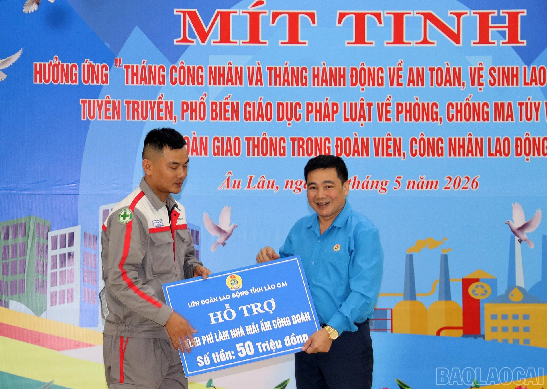 Trao kinh phí hỗ trợ làm nhà cho đoàn viên công đoàn.