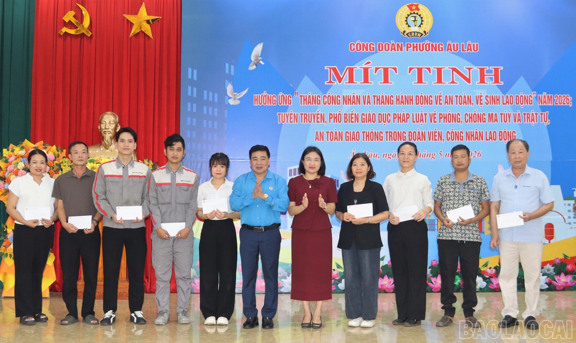 Trao quà hỗ trợ đoàn viên công đoàn.