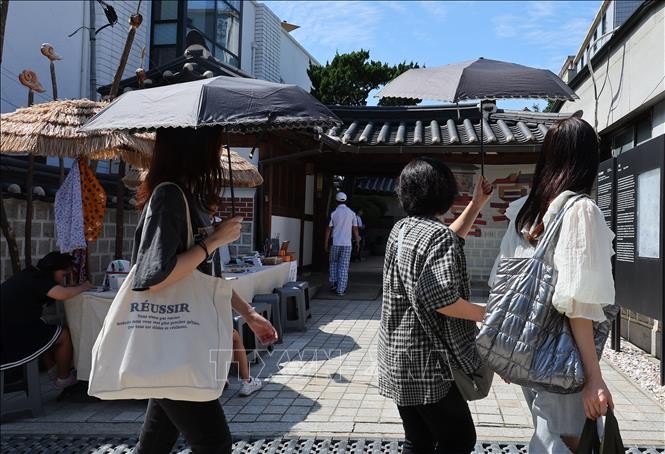 Người dân di chuyển dưới trời nắng nóng tại Seoul, Hàn Quốc. Người dân di chuyển dưới trời nắng nóng tại Seoul, Hàn Quốc.