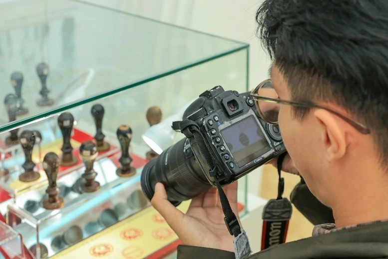 Khách tham quan lưu giữ lại hình ảnh các con dấu.