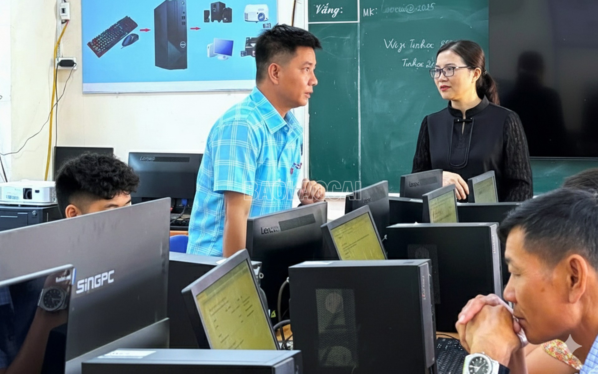 Đồng chí Nguyễn Thị Ngọc Anh - Phó Chủ tịch UBND, Giám đốc Trung tâm PVHCC xã trao đổi kỹ năng số với học viên. baolaocai-c_5.png