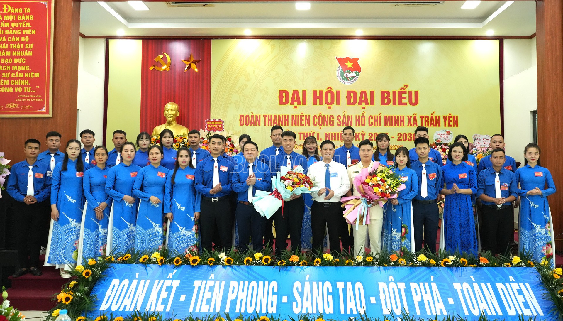 Các đồng chí ủy viên BCH Đoàn xã nhiệm kỳ 2025 - 2030 ra mắt đại hội. baolaocai-c_21-9-ra-mat.jpg