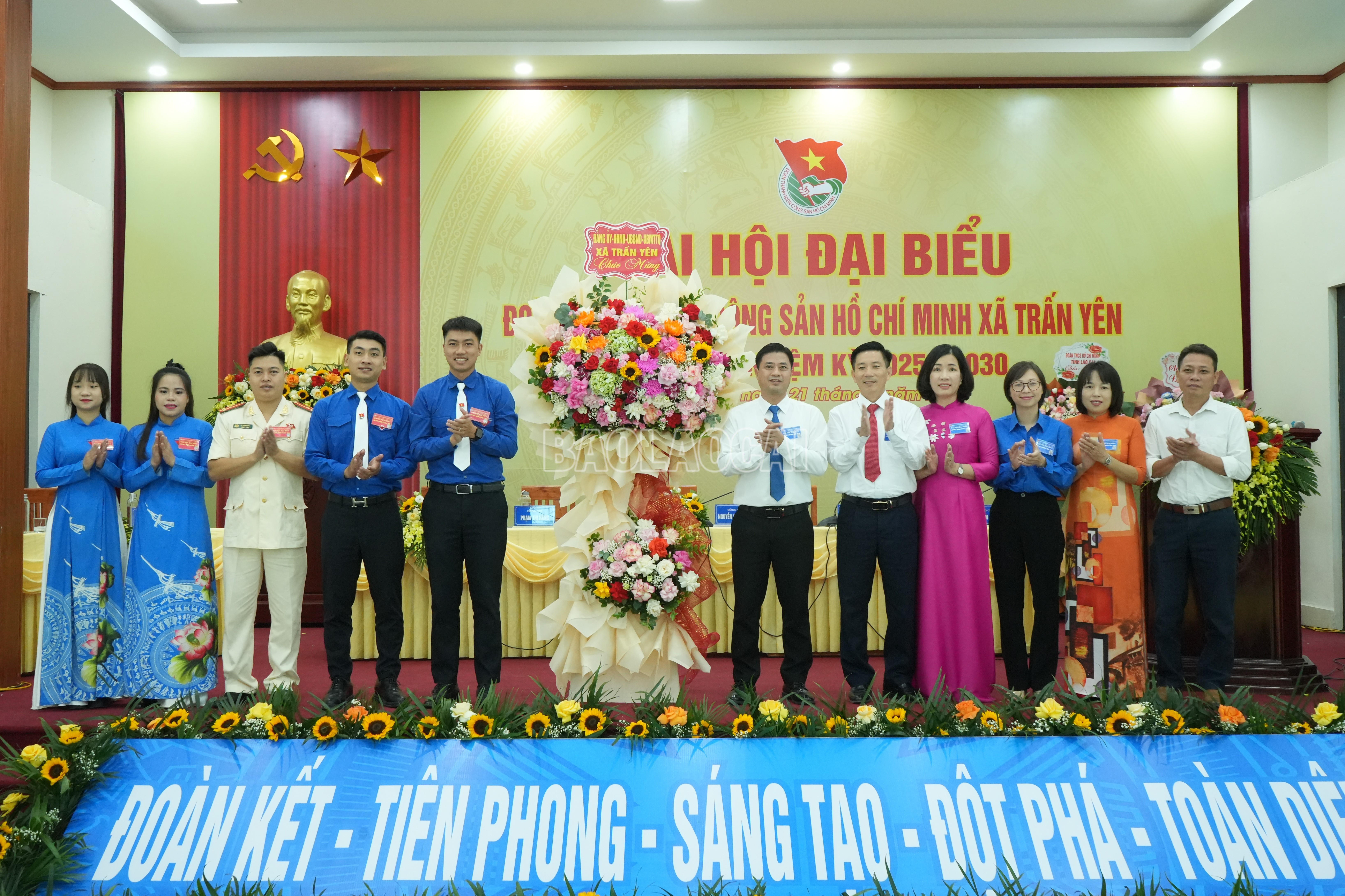 Lãnh đạo Đảng ủy xã Trấn Yên tặng hoa chúc mừng đại hội. baolaocai-c_21-9-doanh-xa-tranyen.jpg