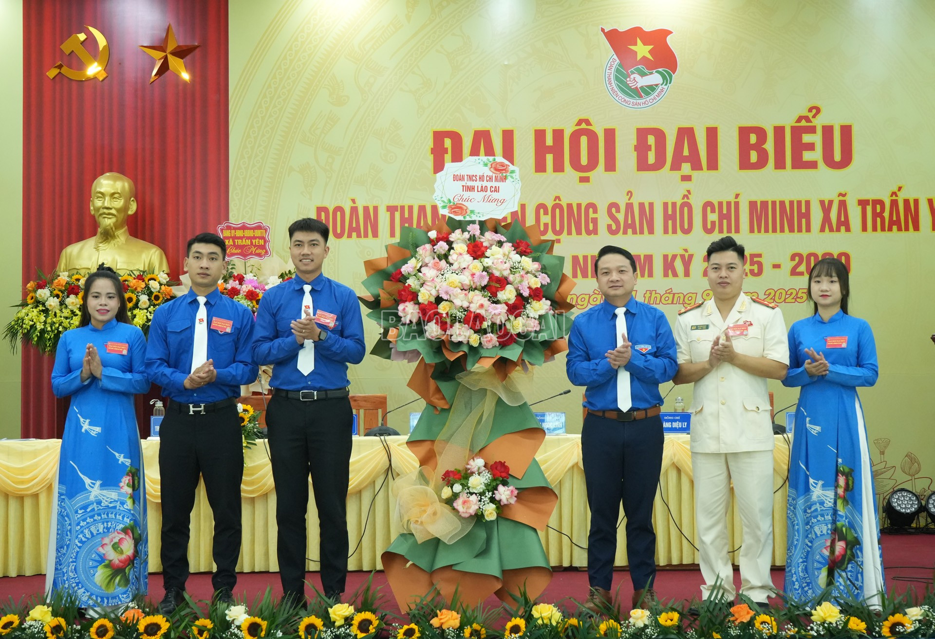 Lãnh đạo Tỉnh đoàn tặng hoa chúc mừng đại hội. baolaocai-c_21-9-doan-tinhdoan.jpg