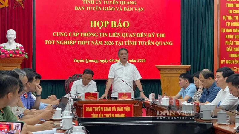 Trực tiếp họp báo điểm thi môn Toán ở Tuyên Quang: Giáo viên Toán đã vào phòng thi hướng dẫn thí sinh.