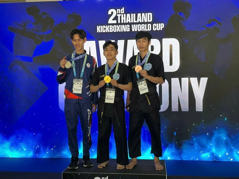 Võ sĩ Trương Tấn Lộc đoạt Huy chương vàng nội dung quyền kickboxing tay không trên nền nhạc.