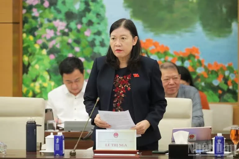 Phó Chủ nhiệm Thường trực Ủy ban Dân nguyện và Giám sát Lê Thị Nga trình bày báo cáo. (Ảnh: DUY LINH)